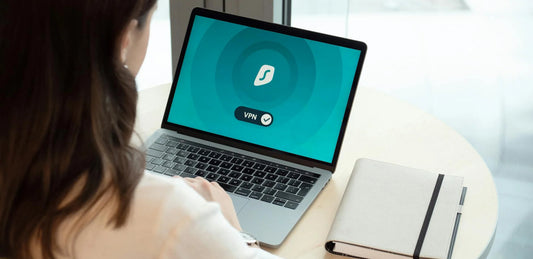 Une personne devant un ordinateur portable qui affiche une connexion VPN sécurisée